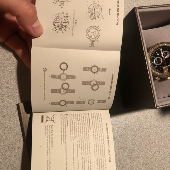 Men’s Gucci watch with all paperwork - Picture 5 of 5